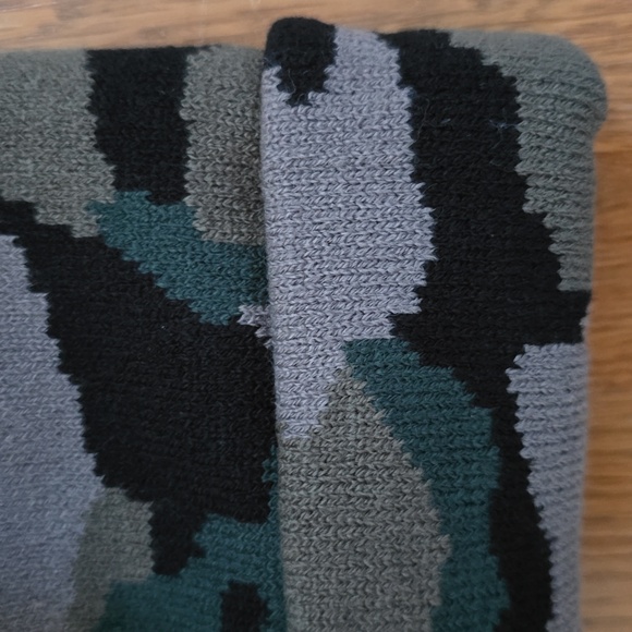 CAPELLI OF NEW YORK BRAND BOYS BLACK & GRAY CAMO WINTER HAT & GLOVES SMALL/MED - Picture 3 of 12